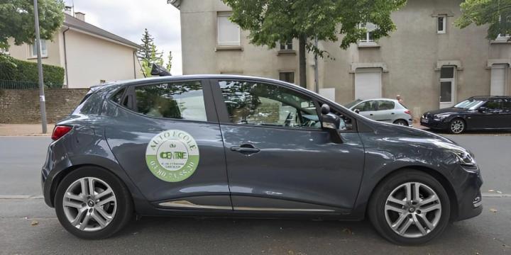 Choisissez nos cours de conduite et apprenez à votre rythme.